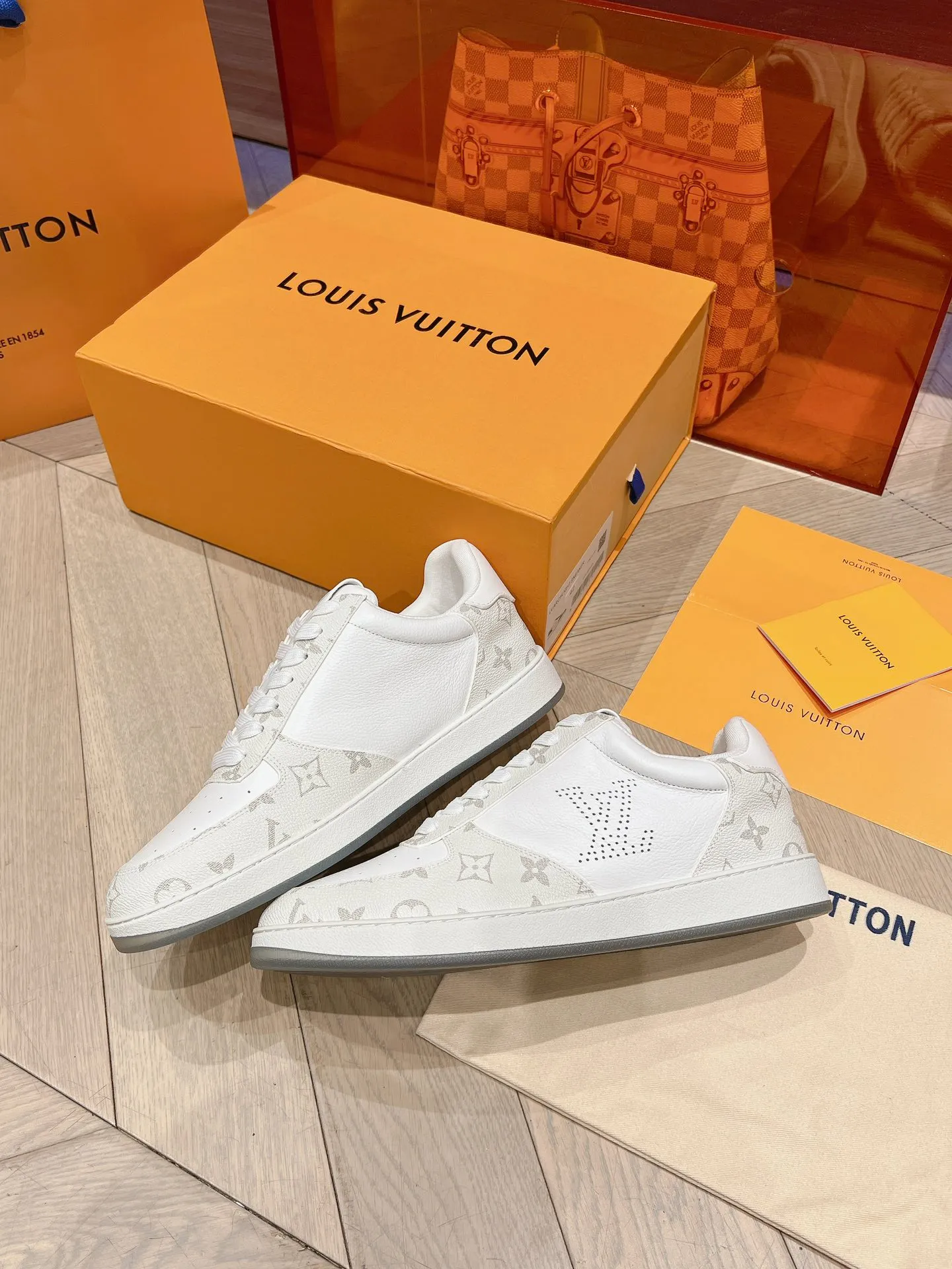 👟👟Ex-factory price 680👟👟 LV new white shoes men's letter series letter color matching pure cowhide 3D printed breathable holes men's casual business travel shoes👟full of comfort Size number: 39-45